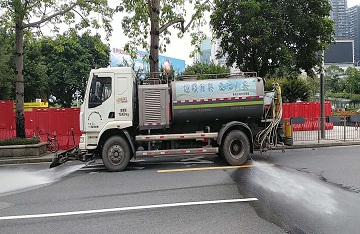 灑水車“客串”消防車，協(xié)助撲滅自燃小汽車